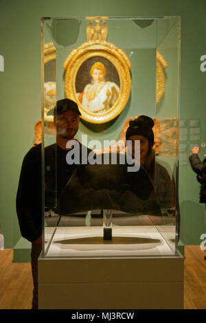 Leute, die an Napoleons zwei Dreispitz in einem Display in Montreal Fine Art Museum Stockfoto