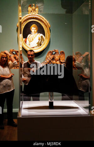 Leute, die an Napoleons zwei Dreispitz in einem Display in Montreal Fine Art Museum Stockfoto