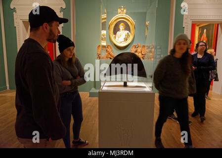 Leute, die an Napoleons zwei Dreispitz in einem Display in Montreal Fine Art Museum Stockfoto