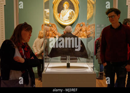 Leute, die an Napoleons zwei Dreispitz in einem Display in Montreal Fine Art Museum Stockfoto