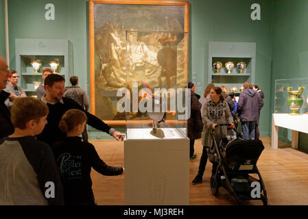 Leute, die an Napoleons zwei Dreispitz in einem Display in Montreal Fine Art Museum Stockfoto