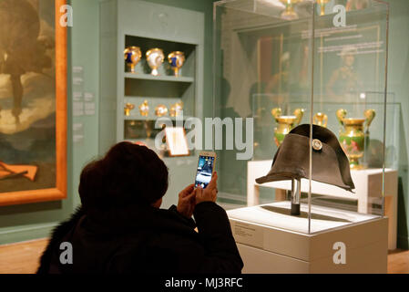 Eine Frau ein Bild von Napoleons zwei Dreispitz in einem Display in Montreal Fine Art Museum Stockfoto