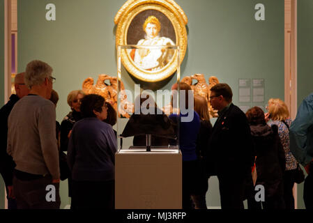 Leute, die an Napoleons zwei Dreispitz in einem Display in Montreal Fine Art Museum Stockfoto