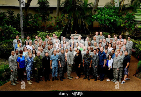 Pacific Air Forces (PACAF) Führung hosted 60 Chief Master Sergeant wählt, 24 Ehegatten und 7 internationale Partner Nationen während der größte PACAF Häuptlinge' Orientierungskurs, März 12-15, 2018, Joint Base Pearl Harbor-Hickam, Hawaii. Der 4-tägige Ausrichtung Angeboten der Chief wählt und deren Ehegatten die PACAF Perspektive und Mission, sowie anwendbare Werkzeuge, um Ihnen zu helfen, erfolgreich zu sein. (U.S. Air Force Bild Sammlung feiert die Tapferkeit Engagement Engagement und Opferbereitschaft der US-Streitkräfte und zivile Mitarbeiter. Stockfoto