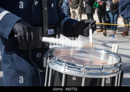 Airman 1st Class Mason Yu, US Air Force Ehrengarde zeremoniellen Scots Guards und Schlagzeuger, der während der South Boston St. Patrick's Day Parade in Boston, 18. März 2018. Zusammen mit Parade Performances, das Team besuchte auch vier High School in New York und Massachusetts. (U.S. Air Force Bild Sammlung feiert die Tapferkeit Engagement Engagement und Opferbereitschaft der US-Streitkräfte und zivile Mitarbeiter. Stockfoto