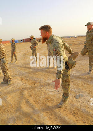 Dänische Soldaten und der irakischen Grenze Wache Mitglieder beteiligen sich an der körperlichen Fitness Warm-ups, bevor ein Zähler Improvised Explosive Device Class im Camp Al Asad, Irak, 20. März 2018. Der Lehrplan erweiterte Kapazitäten Standorte umfasst: Führung, Ethik und Recht des Krieges Schulungen und Anweisungen. Zusätzlich werden die rekruten sind land Navigation gelehrt, medizinische Grundausbildung, Infanterie Fähigkeiten und kleine Einheit Taktik. (U.S. Armee Bild Sammlung feiert die Tapferkeit Engagement Engagement und Opferbereitschaft der US-Streitkräfte und zivile Mitarbeiter. Stockfoto