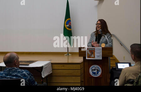 EVERETT, Washington (21. März 2018) Washington Staatssekretär Kim Wyman spricht als Ehrengast bei der Feier der Women's History Month im Auditorium auf Naval Station Everett statt. Women's History Month wird jährlich gefeiert wird im Laufe des Monats März zum Gedenken an die vielfältigen Beiträge Frauen gemacht haben und weiter in die Vereinigten Staaten als Nation zu machen. (U.S. Marine Bild Sammlung feiert die Tapferkeit Engagement Engagement und Opferbereitschaft der US-Streitkräfte und zivile Mitarbeiter. Stockfoto