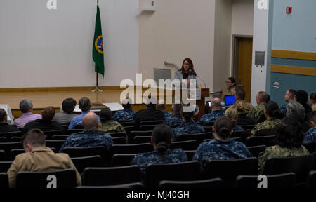 EVERETT, Washington (21. März 2018) Washington Staatssekretär Kim Wyman spricht als Ehrengast bei der Feier der Women's History Month im Auditorium auf Naval Station Everett statt. Women's History Month wird jährlich gefeiert wird im Laufe des Monats März zum Gedenken an die vielfältigen Beiträge Frauen gemacht haben und weiter in die Vereinigten Staaten als Nation zu machen. (U.S. Marine Bild Sammlung feiert die Tapferkeit Engagement Engagement und Opferbereitschaft der US-Streitkräfte und zivile Mitarbeiter. Stockfoto