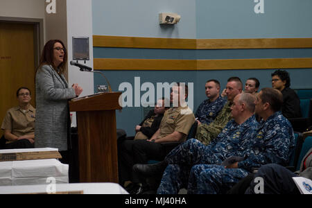 EVERETT, Washington (21. März 2018) Washington Staatssekretär Kim Wyman spricht als Ehrengast bei der Feier der Women's History Month im Auditorium auf Naval Station Everett statt. Women's History Month wird jährlich gefeiert wird im Laufe des Monats März zum Gedenken an die vielfältigen Beiträge Frauen gemacht haben und weiter in die Vereinigten Staaten als Nation zu machen. (U.S. Marine Bild Sammlung feiert die Tapferkeit Engagement Engagement und Opferbereitschaft der US-Streitkräfte und zivile Mitarbeiter. Stockfoto