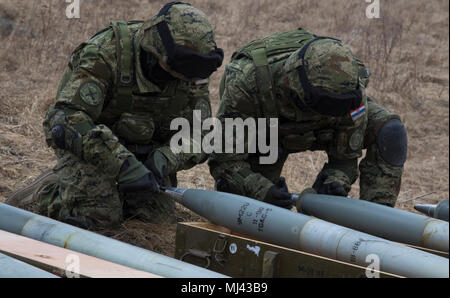 Kroatische Artillerie Soldaten zu Vulkan Batterie zugewiesen, ihre Raketen in ihren Vulkan M-92, die geladen werden soll, vorbereiten, Mobile Mehrere Raketenwerfer, während der Akku im 3. Staffel teilnimmt, 2. Reiterregiment, Squadron live fire Übung in einem Bereich in der Nähe der Bemowo Piskie, Polen, 23. März 2018. Diese Soldaten sind ein Teil der einzigartigen, multinationalen Battle Group aus USA, Großbritannien, Kroatischen und rumänischen Soldaten, die mit der polnischen 15 mechanisierte Brigade als Abschreckung Kraft im Nordosten Polens zur Unterstützung des NATO-Enhanced vorwärts Präsenz dienen. (U.S. Armee Bild Stockfoto