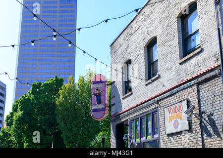 Portland, Oregon, USA - 27. April 2018: Voodoo Donut, berühmten Donut Shop in der Innenstadt von Portland Stockfoto