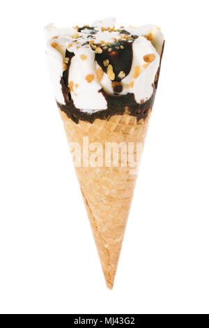 Eis Kegel mit Vanilleeis mit Schokolade tauchen und Streusel auf weißem Hintergrund. Stockfoto