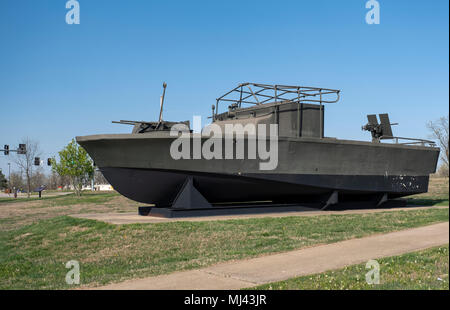 FORT LEONARD WOOD, MO - 29. APRIL 2018: Militärische Fahrzeug komplexe River Patrol Boot Stockfoto