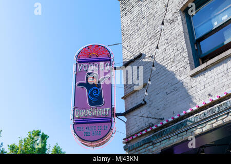 Portland, Oregon, USA - 27. April 2018: Voodoo Donut, berühmten Donut Shop in der Innenstadt von Portland Stockfoto