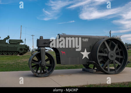 FORT LEONARD WOOD, MO - 29. APRIL 2018: Militärische Fahrzeug komplexe Rolle Stockfoto