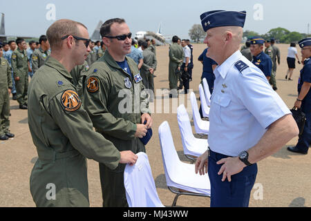 Generalmajor James O. Eifert, Air National Guard Assistentin der Commander, Pacific Air Forces (rechts) mit Oberstleutnant Nicholas Registrieren (links), bewältigen Tiger Übung Direktor 2018 und Oberstleutnant Brian Knauf, F-15C Eagle Pilot von der 44th Fighter Suadron, Kadena Air Base, Japan spricht, im Anschluss an die CT 18 Abschlusszeremonie in Korat Air Base, Thailand, 23. März 2018. Cope Tiger 2018 ist eine pazifische Luftwaffen-gefördert, gemeinsame trilaterale Bereich Ausbildung Übung für Thai, aus Singapur und die US-Streitkräfte. Sein Zweck ist es, unsere bereits sehr guten Beziehungen durch Verbesserung der kombinierten readines verstärken Stockfoto