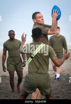 Marine Corps Oberst Joseph Clearfield, Kommandierender Offizier des 15 Marine Expeditionary Unit, Fänge ein Fußball während eines Spiels der ultimative Fußball als Teil der Ausfallsicherheit Programm der Einheit, 23. März 2018. Ziel des Programms ist es, die Kameradschaft und der Zusammenhalt, wo jedes Mitglied in einem Szenario beteiligt ist - auf der Grundlage geführte Diskussion zum Abschluss des körperlichen Trainings zu fördern. (U.S. Marine Corps Bild Sammlung feiert die Tapferkeit Engagement Engagement und Opferbereitschaft der US-Streitkräfte und zivile Mitarbeiter. Stockfoto