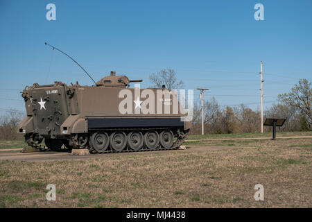FORT LEONARD WOOD, MO - 29. APRIL 2018: Militärische Fahrzeug Schützenpanzer Stockfoto