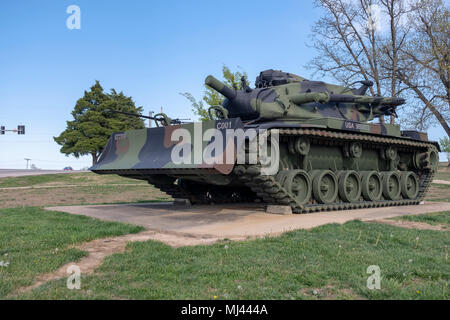 FORT LEONARD WOOD, MO - 29. APRIL 2018: Militärische Fahrzeug komplexe Planierschild Stockfoto
