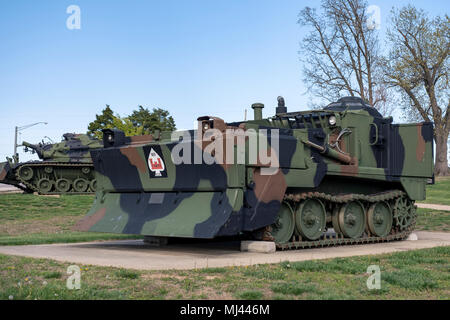 FORT LEONARD WOOD, MO - 29. APRIL 2018: Militärische Universal Ingenieur Traktor Stockfoto