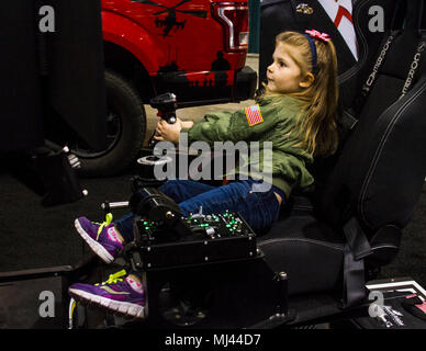 RENO, NV-4-jährige Laren Brooks Leuschel von Greenville, South Carolina, Versuche, Pilot einer F-35 Lightning 2 Joint Strike Fighter Simulator an den Frauen in der Luftfahrt, dem Internationalen (WAI) 29. jährliche Symposium in Reno, Nevada, 23. März zu. Marines besuchte WAI Bewusstsein für die Berufschancen in der Marine Corps beim Einkuppeln mit hoch qualifizierten Personen und Hauptentscheidungsträger zu generieren. Der WAI 29 Symposium fällt auf das 100-jährige Jubiläum der weiblichen Service im United States Marine Corps, ein Meilenstein von weiblichen Piloten und Marines gleichermaßen gefeiert. Laren kam mit ihrer Mutter Stockfoto