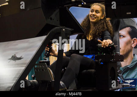 RENO, NV-Zahra Heussen von Chevy Chase, Maryland und Flugschüler bei der British International School von Washington im District of Columbia, Piloten eine F-35 Lightning 2 Joint Strike Fighter Simulator an den Frauen in der Luftfahrt, dem Internationalen (WAI) 29. jährliche Symposium in Reno, Nevada, 23. März. Marines besuchte WAI Bewusstsein für die Berufschancen in der Marine Corps beim Einkuppeln mit hoch qualifizierten Personen und Hauptentscheidungsträger zu generieren. Der WAI 29 Symposium fällt auf das 100-jährige Jubiläum der weiblichen Service im United States Marine Corps, ein Meilenstein gefeiert. Stockfoto