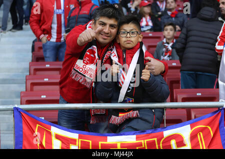 Madrid, Spanien. 3. Mai 2018. Unterstützer Atlético Madrid während der UEFA Champions League, Halbfinale, 2. bein Fußballspiel zwischen Real Madrid und dem FC Bayern München am 1. Mai 2018 Santiago Bernabeu in Madrid, Spanien - Foto Laurent Lairys/DPPI Credit: Laurent Lairys/Agence Locevaphotos/Alamy leben Nachrichten Stockfoto