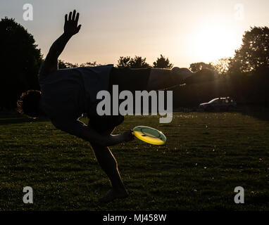 03. Mai 2018, Deutschland, Berlin: Benno Der Berlin-Jammers Fänge ein Frisbee vor dem Reichstag während des Sonnenuntergangs. Foto: Paul Zinken/dpa Stockfoto