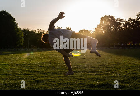 03. Mai 2018, Deutschland, Berlin: Benno Der Berlin-Jammers Fänge ein Frisbee vor dem Reichstag während des Sonnenuntergangs. Foto: Paul Zinken/dpa Stockfoto