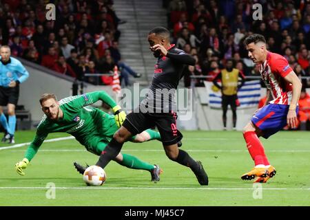 Madrid, Spanien. 3. Mai, 2018. Von Arsenal Alexandre Lacazette (C) konkurriert bei der UEFA Europa League Halbfinale Rückspiel Fußball Match zwischen Atletico Madrid und Arsenal in Madrid, Spanien, am 3. Mai 2018. Atletico Madrid gewann 1:0. Atletico Madrid erweitert, um die Finale mit 2-1 am Aggregat. Credit: Edward Peters Lopez/Xinhua/Alamy leben Nachrichten Stockfoto