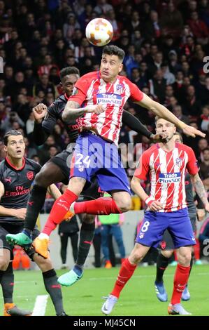 Madrid, Spanien. 3. Mai, 2018. Atletico de Madrid Gimenez (Vorne) konkurriert bei der UEFA Europa League Halbfinale Rückspiel Fußball Match zwischen Atletico Madrid und Arsenal in Madrid, Spanien, am 3. Mai 2018. Atletico Madrid gewann 1:0. Atletico Madrid erweitert, um die Finale mit 2-1 am Aggregat. Credit: Edward Peters Lopez/Xinhua/Alamy leben Nachrichten Stockfoto