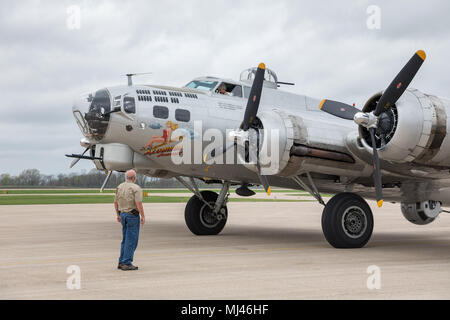 Burlington, Iowa, USA. 3. Mai, 2018. Der Weltkrieg II B-17 Bomber â € oeAluminum Overcastâ € flog nach Burlington, Iowa an diesem Nachmittag. Die klassische Flugzeug ist auf Tour und besucht Burlington für drei Tage. Aluminium bedeckt wird von der Experimental Aircraft Association von Oshkosh, Wisconsin. Credit: Keith Turrill/Alamy leben Nachrichten Stockfoto