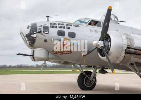 Burlington, Iowa, USA. 3. Mai, 2018. Der Weltkrieg II B-17 Bomber â € oeAluminum Overcastâ € flog nach Burlington, Iowa an diesem Nachmittag. Die klassische Flugzeug ist auf Tour und besucht Burlington für drei Tage. Aluminium bedeckt wird von der Experimental Aircraft Association von Oshkosh, Wisconsin. Credit: Keith Turrill/Alamy leben Nachrichten Stockfoto