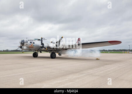 Burlington, Iowa, USA. 3. Mai, 2018. Der Weltkrieg II B-17 Bomber" Aluminium bedeckt" flog nach Burlington, Iowa an diesem Nachmittag. Die klassische Flugzeug ist auf Tour und besucht Burlington für drei Tage. Aluminium bedeckt wird von der Experimental Aircraft Association von Oshkosh, Wisconsin. Credit: Keith Turrill/Alamy leben Nachrichten Stockfoto