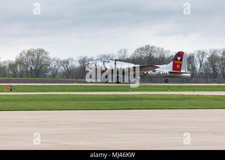 Burlington, Iowa, USA. 3. Mai, 2018. Der Weltkrieg II B-17 Bomber â € oeAluminum Overcastâ € flog nach Burlington, Iowa an diesem Nachmittag. Die klassische Flugzeug ist auf Tour und besucht Burlington für drei Tage. Aluminium bedeckt wird von der Experimental Aircraft Association von Oshkosh, Wisconsin. Credit: Keith Turrill/Alamy leben Nachrichten Stockfoto