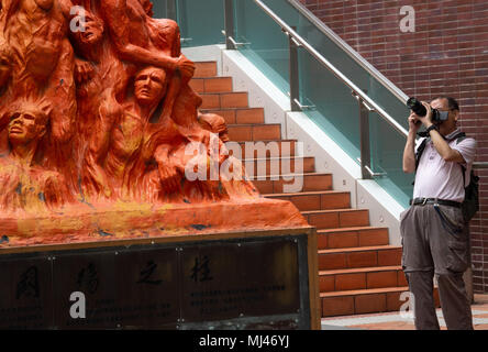 Hong Kong, Hong Kong SAR, China. 4. Mai, 2018. Hongkong, China - Mai 04, 2018: Jährliche Reinigung der dänische Künstler Jens Galschiot's''-Säule der Schande'' an der Universität Hongkong Pok Fu Lam Hong Kong. Die Skulptur ist ein Denkmal an das Massaker auf dem Platz des Himmlischen Friedens 1989 und wird von den Mitgliedern des Hong Kong Allianz zur Unterstützung der Patriotischen Demokratischen Bewegungen in China politische Partei jährlich gereinigt einen Monat vor dem Juni 4. Jahrestag. 2018 ist der 29. Jahrestag des Ereignisses. Credit: Jayne Russell/ZUMA Draht/Alamy leben Nachrichten Stockfoto