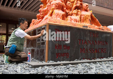 Hong Kong, Hong Kong SAR, China. 4. Mai, 2018. Hongkong, China - Mai 04, 2018: Jährliche Reinigung der dänische Künstler Jens Galschiot's''-Säule der Schande'' an der Universität Hongkong Pok Fu Lam Hong Kong. Die Skulptur ist ein Denkmal an das Massaker auf dem Platz des Himmlischen Friedens 1989 und wird von den Mitgliedern des Hong Kong Allianz zur Unterstützung der Patriotischen Demokratischen Bewegungen in China politische Partei jährlich gereinigt einen Monat vor dem Juni 4. Jahrestag. 2018 ist der 29. Jahrestag des Ereignisses. Credit: Jayne Russell/ZUMA Draht/Alamy leben Nachrichten Stockfoto