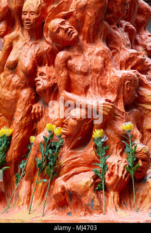 Hong Kong, Hong Kong SAR, China. 4. Mai, 2018. Hongkong, China - Mai 04, 2018: Jährliche Reinigung der dänische Künstler Jens Galschiot's''-Säule der Schande'' an der Universität Hongkong Pok Fu Lam Hong Kong. Die Skulptur ist ein Denkmal an das Massaker auf dem Platz des Himmlischen Friedens 1989 und wird von den Mitgliedern des Hong Kong Allianz zur Unterstützung der Patriotischen Demokratischen Bewegungen in China politische Partei jährlich gereinigt einen Monat vor dem Juni 4. Jahrestag. 2018 ist der 29. Jahrestag des Ereignisses. Credit: Jayne Russell/ZUMA Draht/Alamy leben Nachrichten Stockfoto