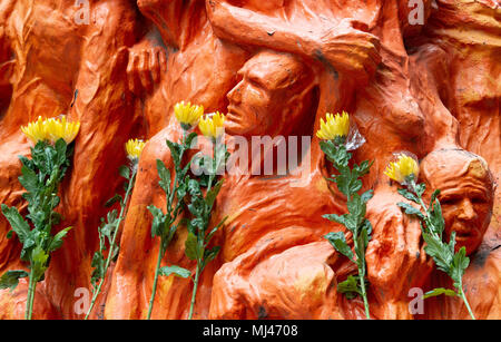 Hong Kong, Hong Kong SAR, China. 4. Mai, 2018. Hongkong, China - Mai 04, 2018: Jährliche Reinigung der dänische Künstler Jens Galschiot's''-Säule der Schande'' an der Universität Hongkong Pok Fu Lam Hong Kong. Die Skulptur ist ein Denkmal an das Massaker auf dem Platz des Himmlischen Friedens 1989 und wird von den Mitgliedern des Hong Kong Allianz zur Unterstützung der Patriotischen Demokratischen Bewegungen in China politische Partei jährlich gereinigt einen Monat vor dem Juni 4. Jahrestag. 2018 ist der 29. Jahrestag des Ereignisses. Credit: Jayne Russell/ZUMA Draht/Alamy leben Nachrichten Stockfoto