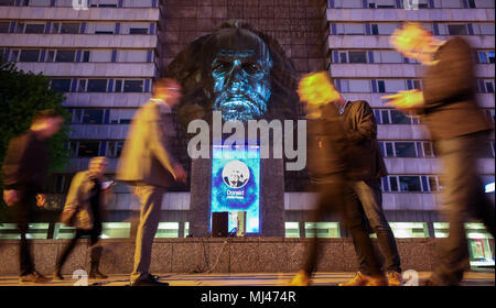 03. Mai 2018, Deutschland, Chemnitz: Mit Hilfe von Licht- und Soundeffekten, ein animiertes Büste von Karl Marx hat einen fiktiven Anruf mit Donald Trump. Die 7 m hohen sprechen Büste "Marx' Aufruf ist bei der Abschlussfeier der ein Festival der Ökonom und Philosoph 200. Geburtstag präsentiert. Von 1953 bis 1990, die Stadt Chemnitz war eigentlich Karl-Marx-Stadt genannt. Foto: Jan Woitas/dpa-Zentralbild/dpa Stockfoto