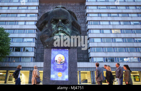 03. Mai 2018, Deutschland, Chemnitz: Mit Hilfe von Licht- und Soundeffekten, ein animiertes Büste von Karl Marx hat einen fiktiven Anruf mit Donald Trump. Die 7 m hohen sprechen Büste "Marx' Aufruf ist bei der Abschlussfeier der ein Festival der Ökonom und Philosoph 200. Geburtstag präsentiert. Von 1953 bis 1990, die Stadt Chemnitz war eigentlich Karl-Marx-Stadt genannt. Foto: Jan Woitas/dpa-Zentralbild/dpa Stockfoto