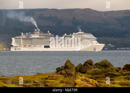 4., Mai, 2018. River Clyde, Schottland, Großbritannien. Der 19-deck MSC Meraviglia, 5. das größte Kreuzfahrtschiff der Welt und das größte Kreuzfahrtschiff, das jemals den Fluss Clyde auf dem Weg zu einer geplanten Zwischenlandung in Greenock zu besuchen. Stockfoto