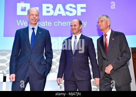 04. Mai 2018, Deutschland, Mannheim: Kurt Bock (L-R), ehemaliger CEO der Chemiekonzern BASF, sein Nachfolger Martin Brudermueller und Vorsitzender des Aufsichtsrats Juergen Hambrecht stand auf dem Podium an der Hauptversammlung des Unternehmens. Foto: Uwe Anspach/dpa Stockfoto