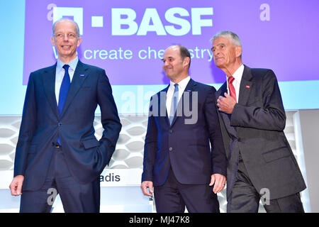 04. Mai 2018, Deutschland, Mannheim: Kurt Bock (L-R), ehemaliger CEO der Chemiekonzern BASF, sein Nachfolger Martin Brudermueller und Vorsitzender des Aufsichtsrats Juergen Hambrecht stand auf dem Podium an der Hauptversammlung des Unternehmens. Foto: Uwe Anspach/dpa Stockfoto