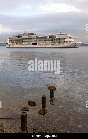 4., Mai, 2018. River Clyde, Schottland, Großbritannien. Der 19-deck MSC Meraviglia, 5. das größte Kreuzfahrtschiff der Welt und das größte Kreuzfahrtschiff, das jemals den Fluss Clyde auf dem Weg zu einer geplanten Zwischenlandung in Greenock zu besuchen. Stockfoto