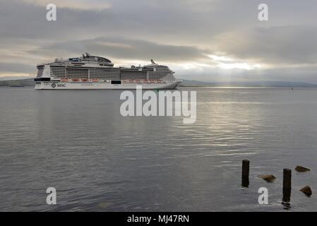 4., Mai, 2018. River Clyde, Schottland, Großbritannien. Der 19-deck MSC Meraviglia, 5. das größte Kreuzfahrtschiff der Welt und das größte Kreuzfahrtschiff, das jemals den Fluss Clyde auf dem Weg zu einer geplanten Zwischenlandung in Greenock zu besuchen. Stockfoto