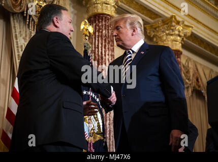 Washington, DC, USA. Zum 2. Mai, 2018. Präsidenten der Vereinigten Staaten Donald Trump grüßt Mike Pompeo, US-Außenministerin, bevor er Im, an das State Department geschworen wird, in Washington, DC, USA, am Mittwoch, den 2. Mai 2018. Credit: Al Drago/Pool über CNP | Verwendung der weltweiten Kredit: dpa/Alamy leben Nachrichten Stockfoto