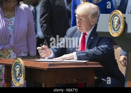 Washington, Vereinigte Staaten von Amerika. 03 Mai, 2018. Präsidenten der Vereinigten Staaten Donald J. Trumpf Anzeichen einer Exekutive, um sicherzustellen, dass alle religiösen Gemeinschaften haben starke Fürsprecher im Weißen Haus während einer Nationalen Tag des Gebets Veranstaltung im Rosengarten des Weißen Hauses in Washington, DC am 3. Mai 2018. Credit: Alex Edelman/CNP | Verwendung der weltweiten Kredit: dpa/Alamy leben Nachrichten Stockfoto