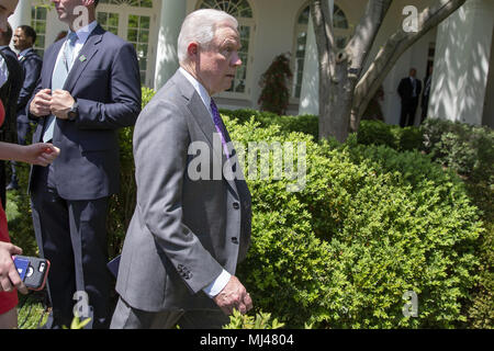 Washington, Vereinigte Staaten von Amerika. 03 Mai, 2018. Attorney General Jeffrey Sitzungen beendet das Rose Garden nach einem nationalen Tag des Gebets Ereignis in der im Weißen Haus in Washington, DC am 3. Mai 2018. Credit: Alex Edelman/CNP | Verwendung der weltweiten Kredit: dpa/Alamy leben Nachrichten Stockfoto