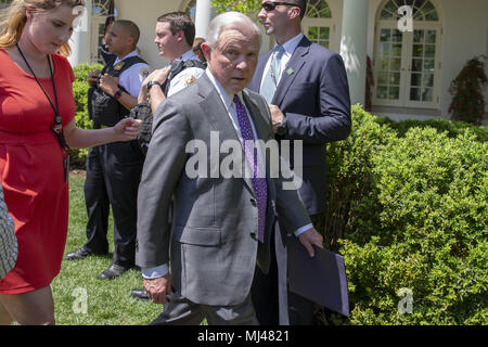 Washington, Vereinigte Staaten von Amerika. 03 Mai, 2018. Attorney General Jeffrey Sitzungen beendet das Rose Garden nach einem nationalen Tag des Gebets Ereignis in der im Weißen Haus in Washington, DC am 3. Mai 2018. Credit: Alex Edelman/CNP | Verwendung der weltweiten Kredit: dpa/Alamy leben Nachrichten Stockfoto